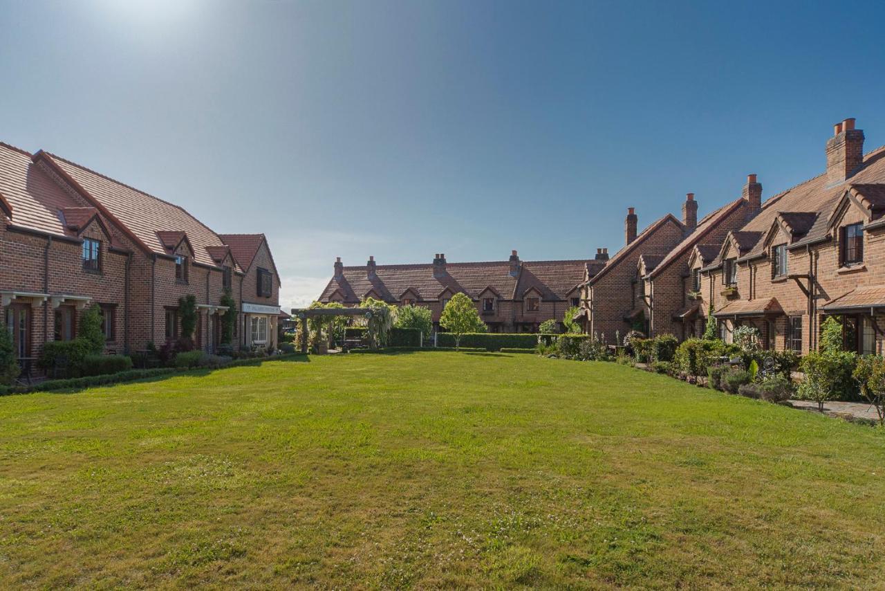 The Village Green Apartment Nelson Esterno foto